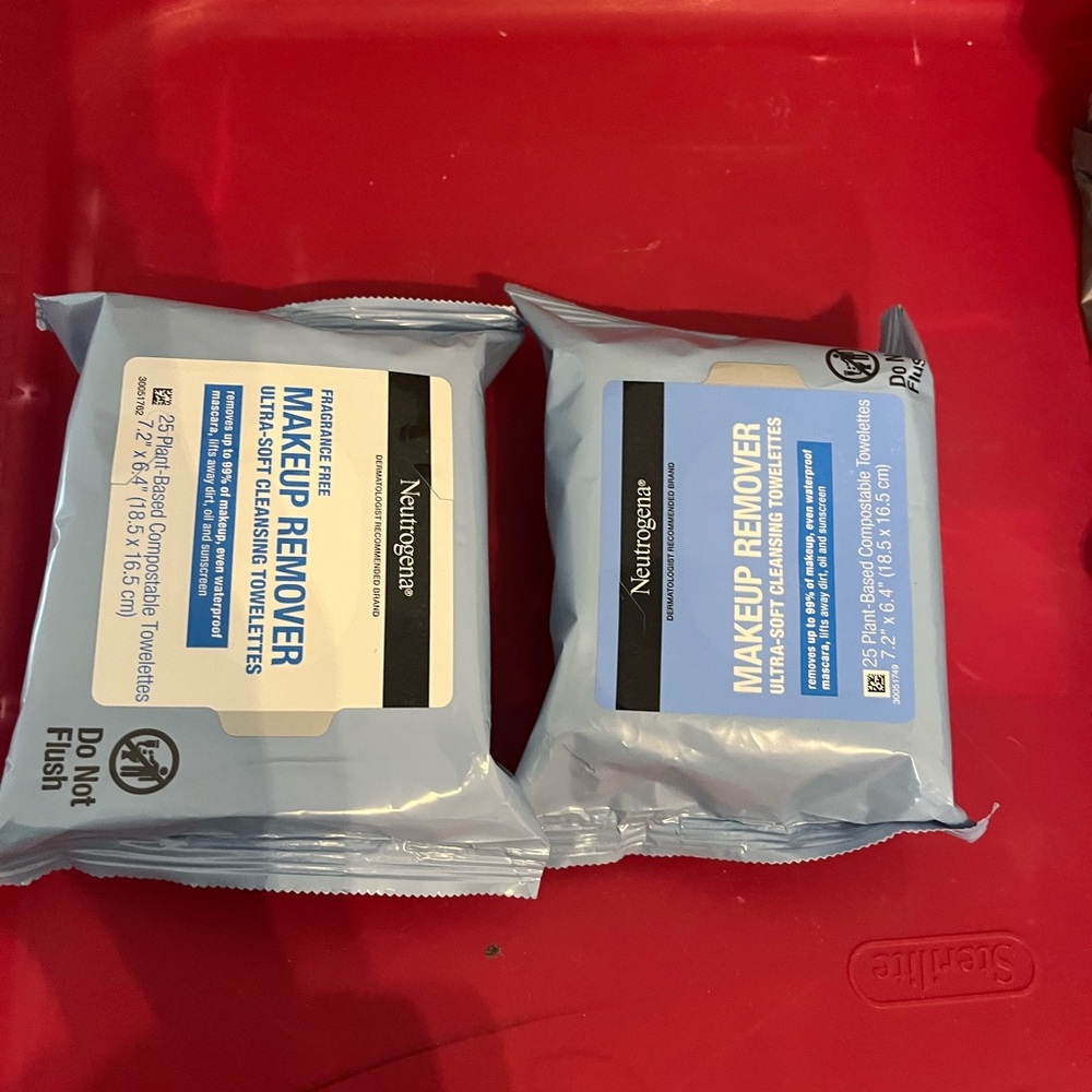 Neutrogena Ultra-Soft Cleansing Towelettes in Light Blue